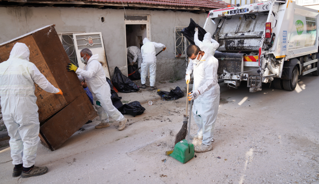 Residents complained, 4 tons 650 kilograms of trash were removed from the house entered by the teams