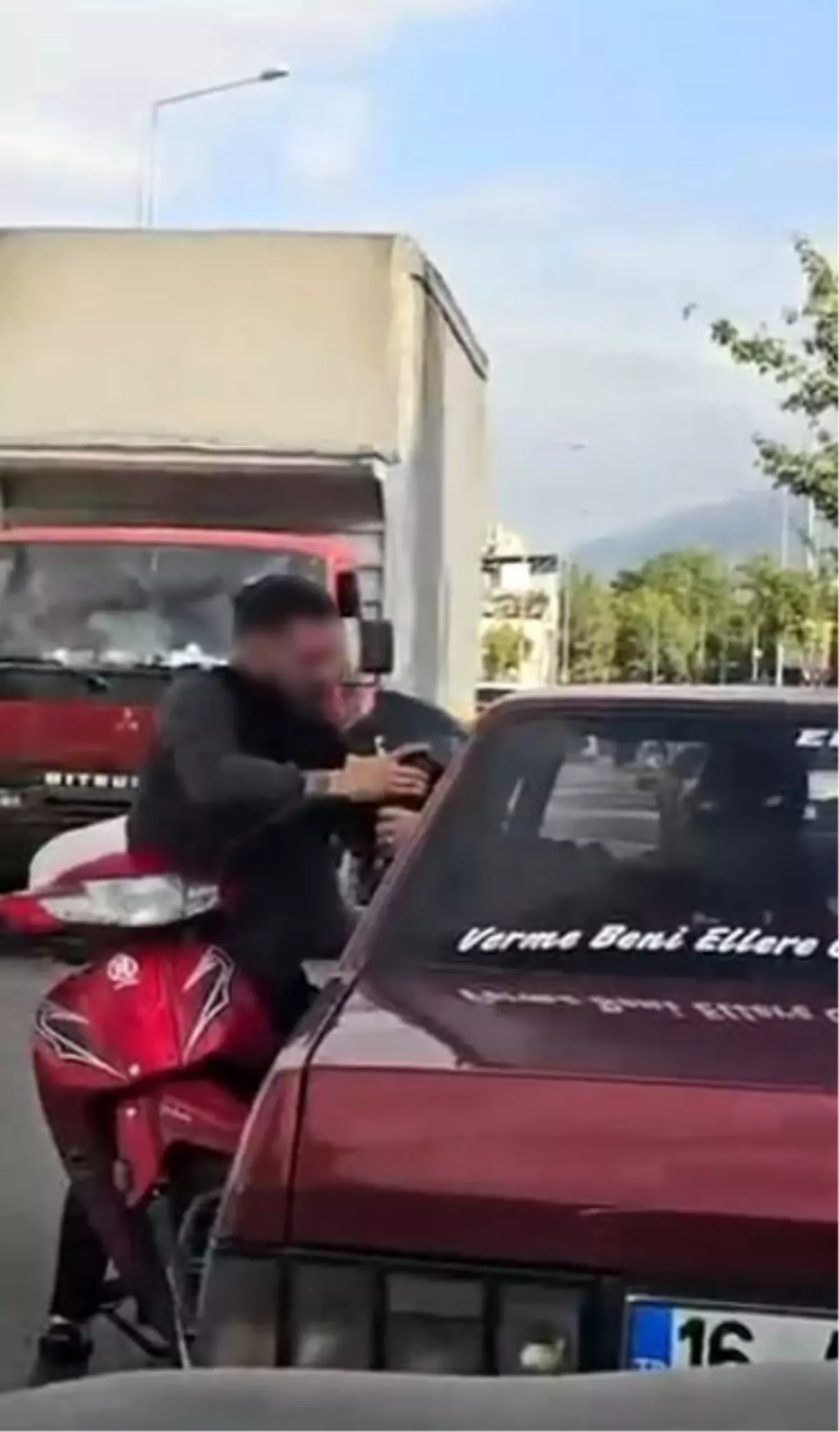 Bursa'da Trafik Tartışması Sözlü Atışmaya Dönüştü