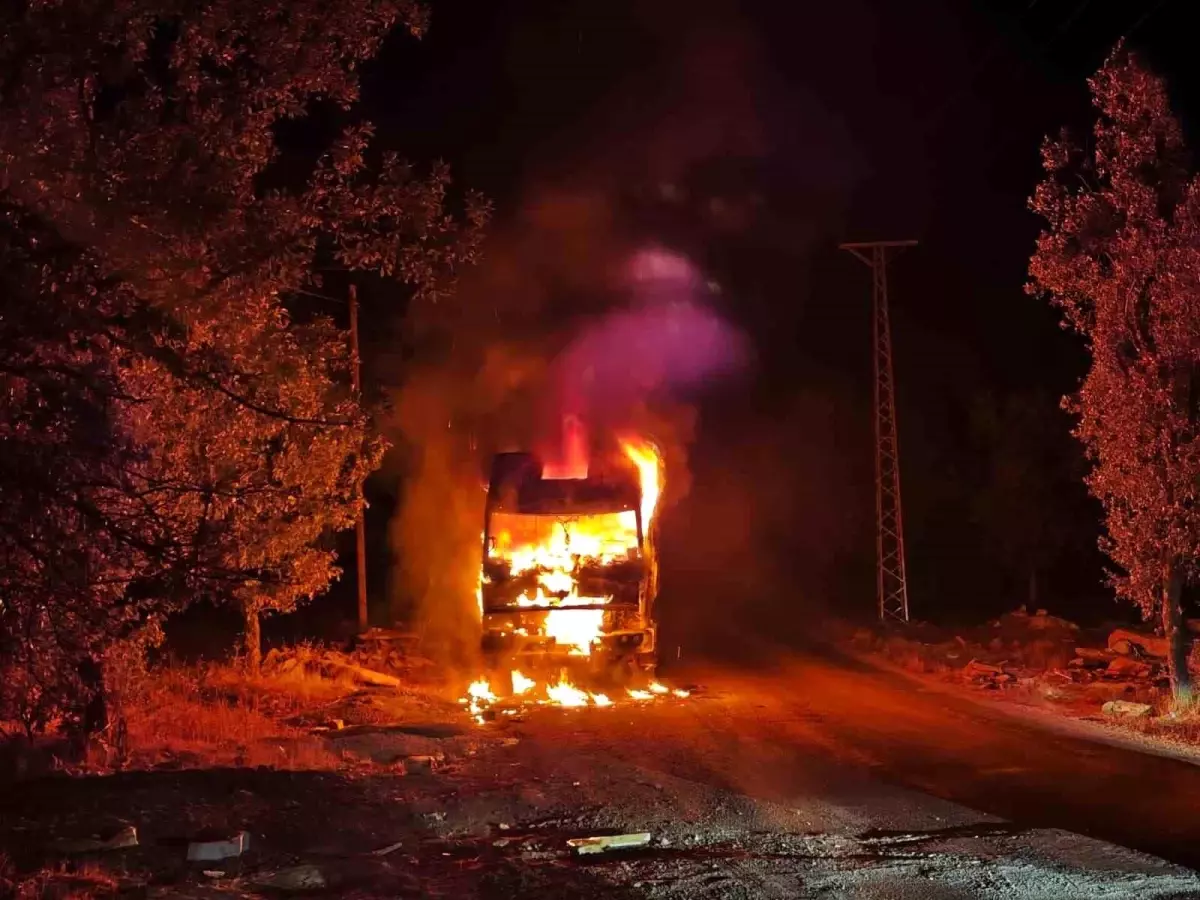 Adıyaman'da Park Halindeki Kamyon Yangın Çıkardı