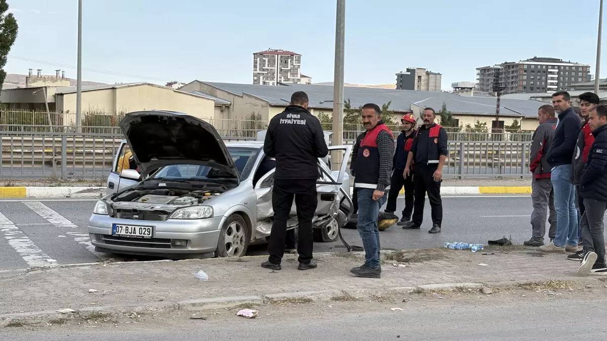 Sivas'ta Trafik Kazası: 1 Ölü, 3 Yaralı