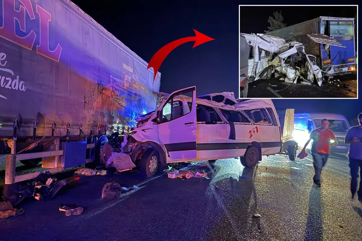 Tarım işçilerini taşıyan minibüs tıra çarptı: 3 ölü, 16 yaralı
