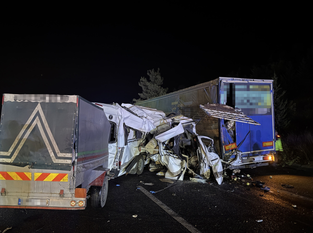 The minibus carrying agricultural workers crashed into the truck: 3 dead, 16 injured
