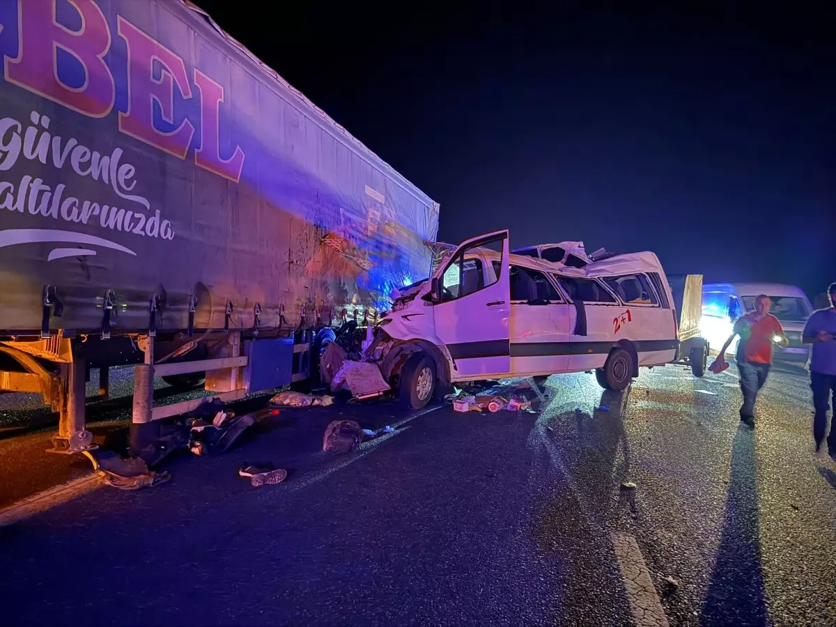 Mersin'de Tarım İşçilerini Taşıyan Minibüs TIR'a Çarptı: 3 Ölü, 16 Yaralı