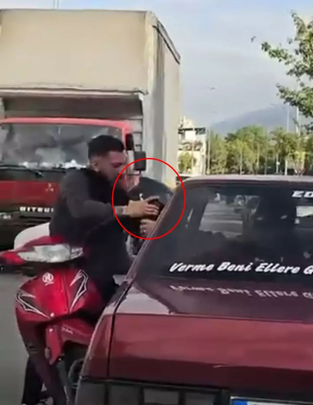 Bursa'da Yol Verme Kavgasında Kask Krizi
