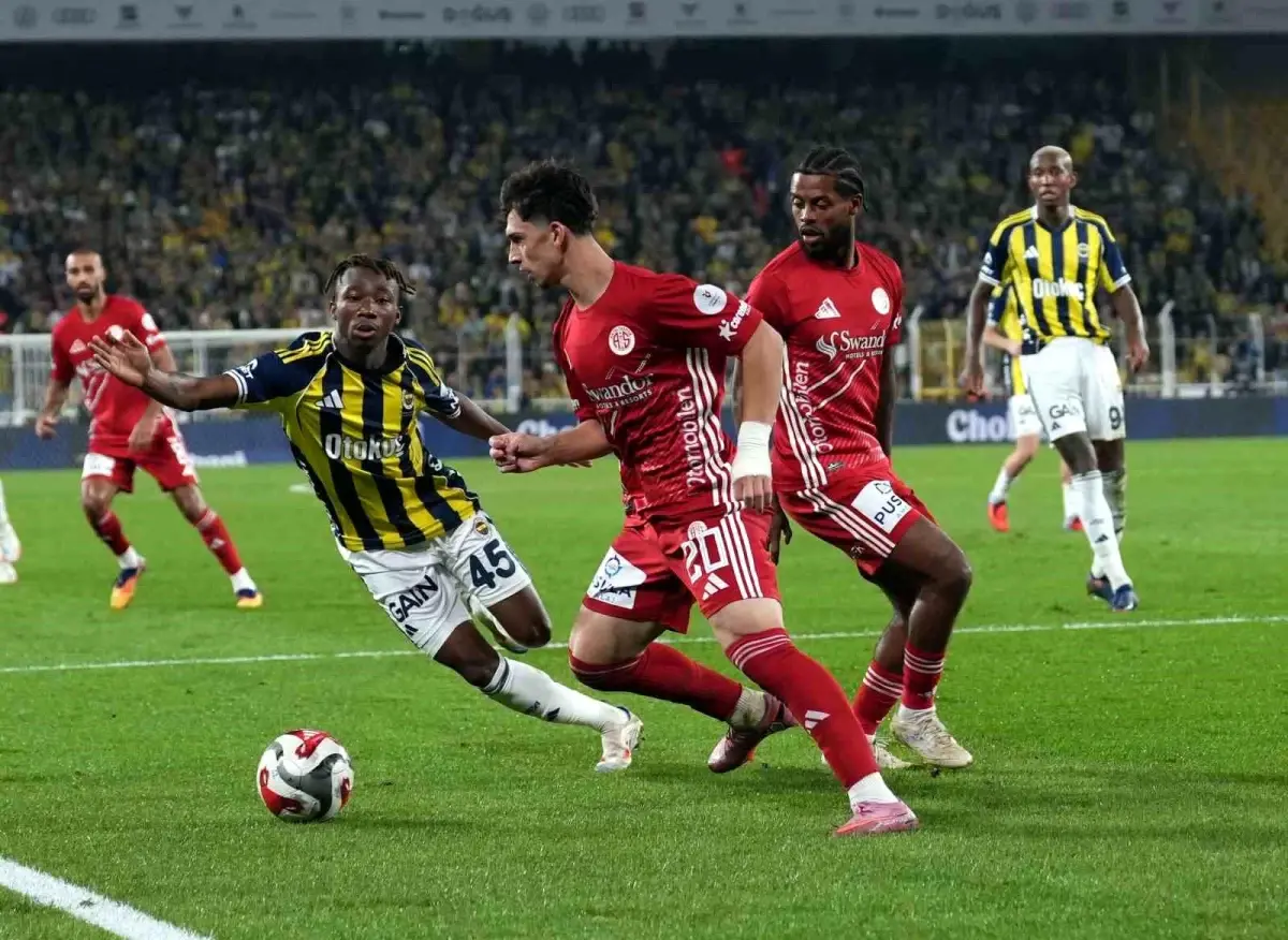 Fenerbahçe, Antalyaspor'u 2-0 Mağlup Etti