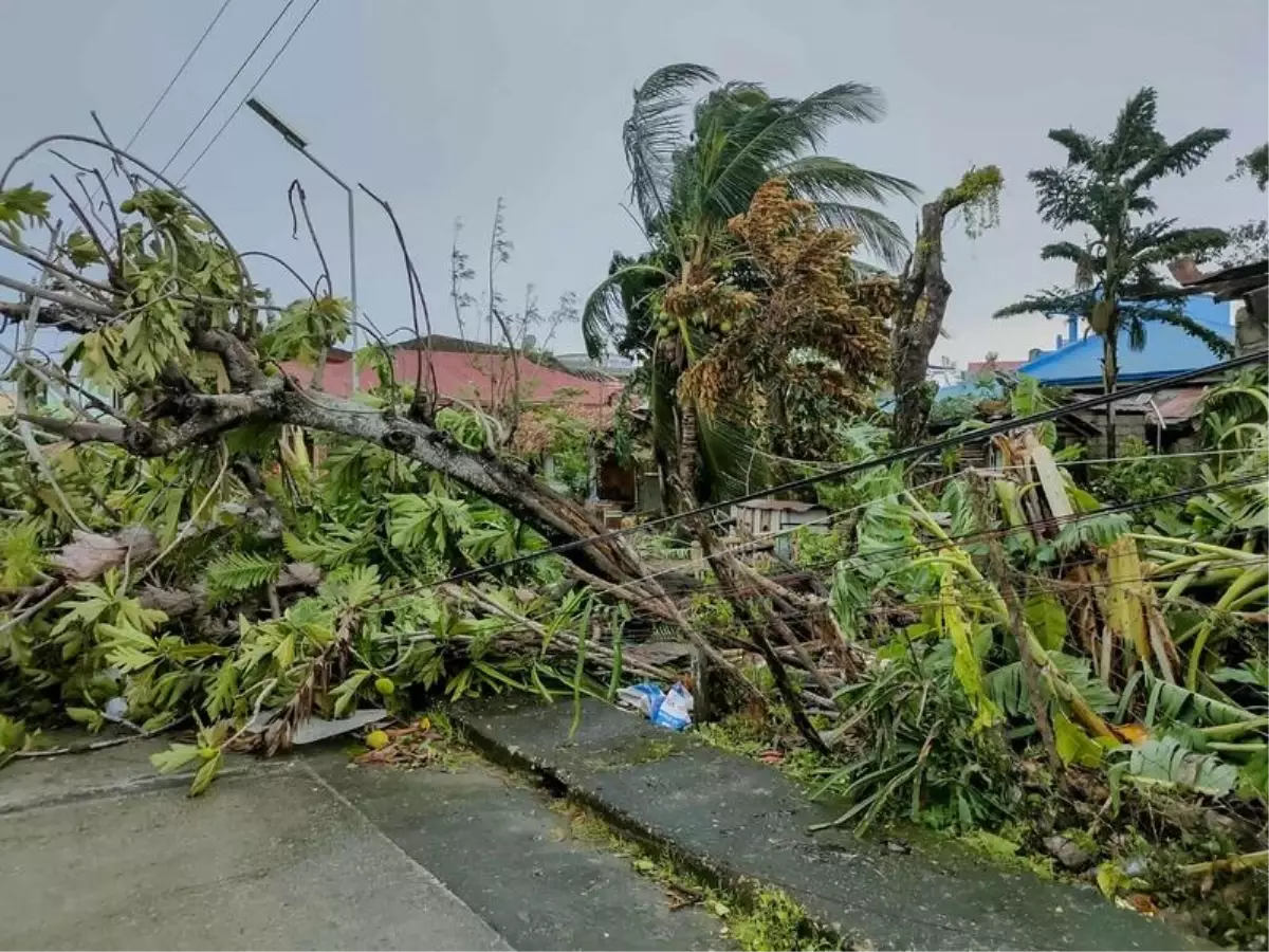 Vietnam'da Bualoi Tayfunu Nedeniyle 250 Bin Kişi Tahliye Ediliyor