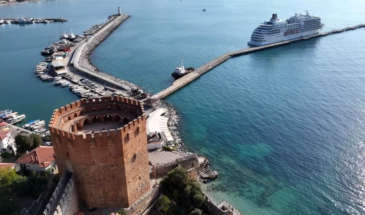 Bahama Bandıralı 'Seven Seas Navigator' Kruvaziyeri Alanya'ya Demir Attı