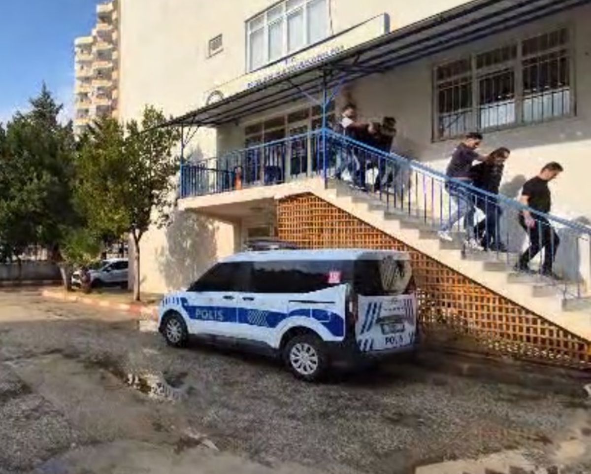 Adana'da oto galeriye silahlı saldırı ve yaşanan panik kamerada (3)