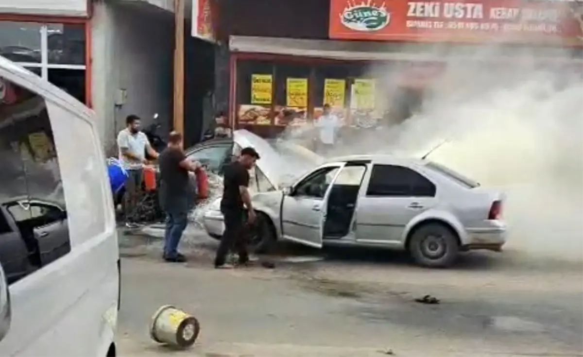 Adana'da Hareket Halindeki Otomobil Alev Aldı