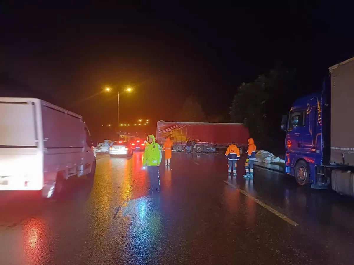 Samsun Kavak'ta TIR Kazası: Trafik Tek Şeritten Sağlandı