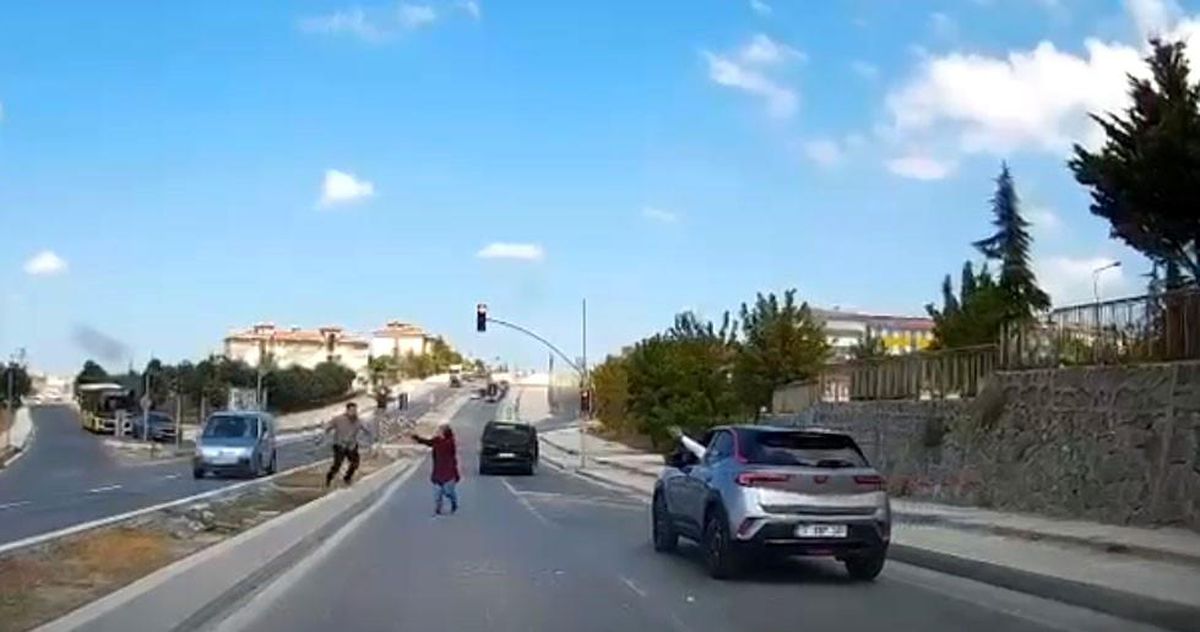 İstanbul'da Trafik Kavgası Taşlı Saldırıya Dönüştü
