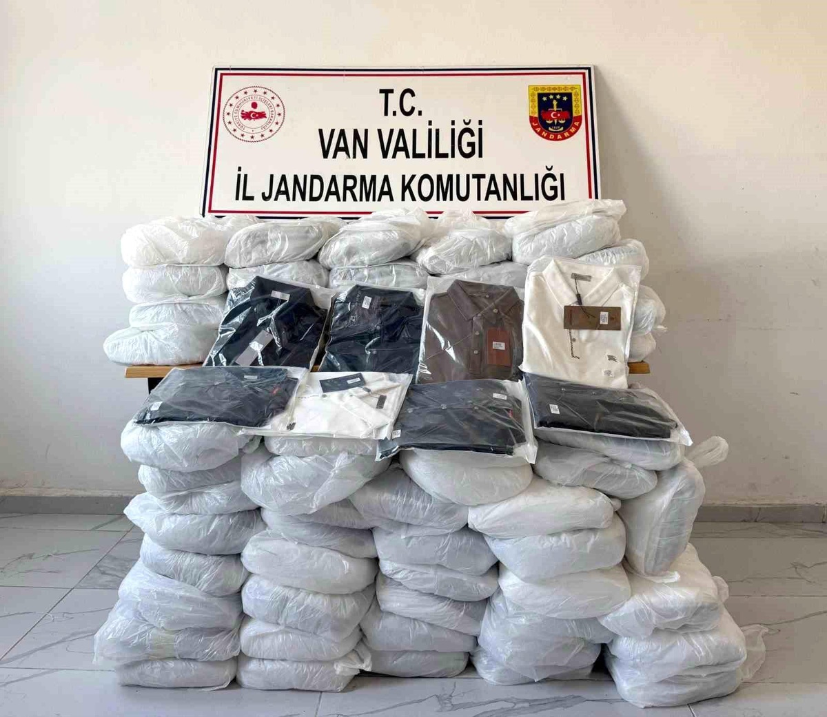 Van'da Gümrük Kaçağı Malzemeler Ele Geçirildi