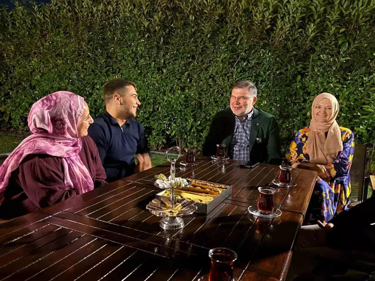 AK Parti İzmir İl Başkanı Bilal Saygılı, Öğrencileri Evinde Ağırladı