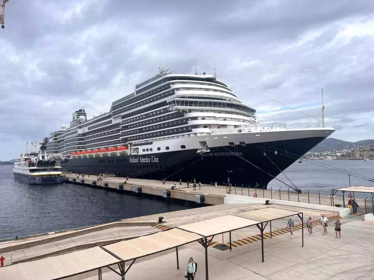 Bodrum'a İlk Kez Gelen 'Nieuw Statendam' Yolcu Gemisi 2.592 Yolcu Getirdi