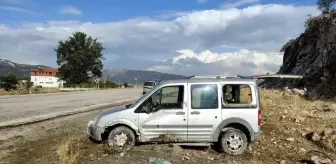 Bucak'ta Hafif Ticari Araç Şarampole Devrildi: 2 Yaralı