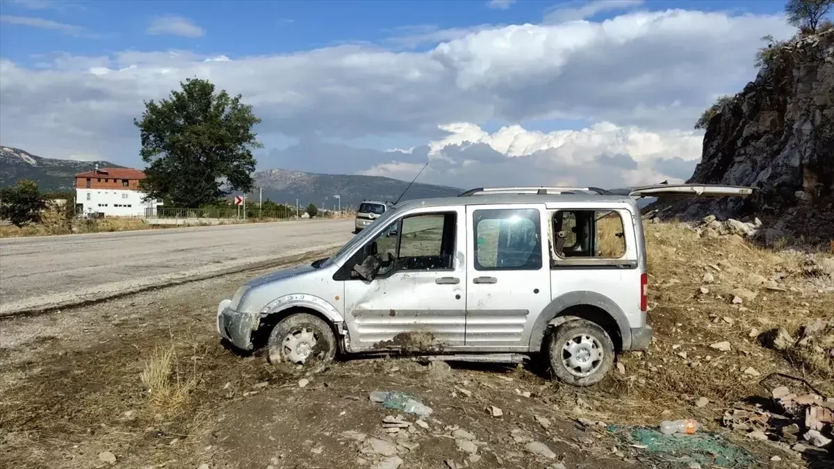Bucak'ta Hafif Ticari Araç Şarampole Devrildi: 2 Yaralı