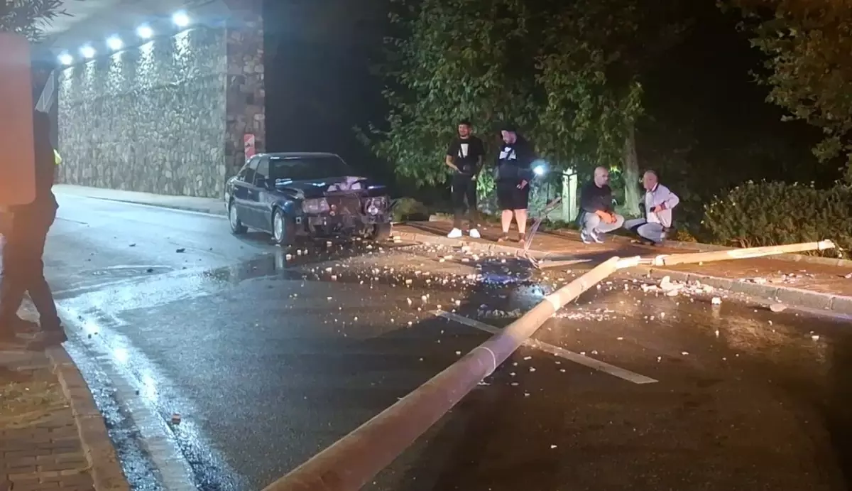 Bursa'da Kaza: Sürücü Aydınlatma Direğine Çarptı, Olay Yerinden Kaçtı