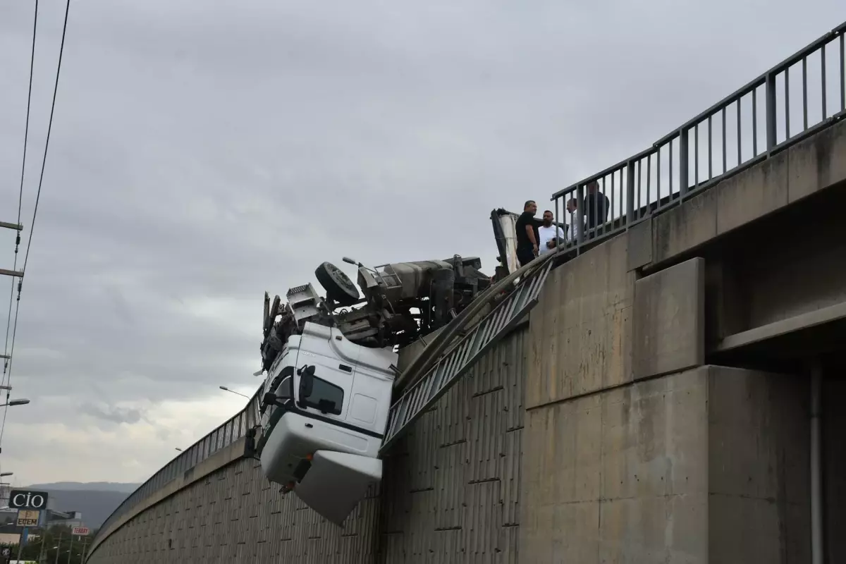 İzmir'de Yağmur Nedeniyle Devrilen TIR'a Kurtarma Operasyonu