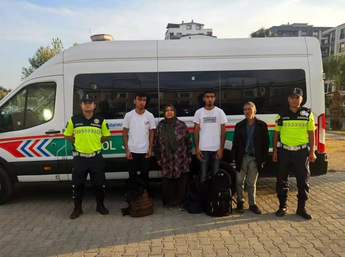 İzmir'den Muğla'ya Düzensiz Göçmen Taşırken Yakalandılar