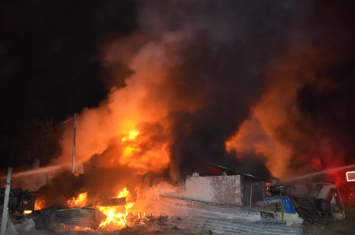 Aksaray'da Tandır Yangını İki Evi Küle Çevirdi