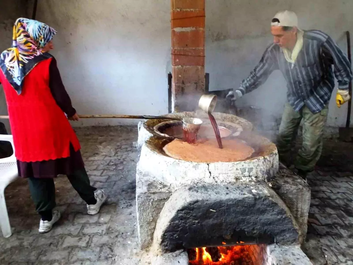Yağcık Köyü'nde Eski Usul Üzüm Pekmezi Geleneği Devam Ediyor