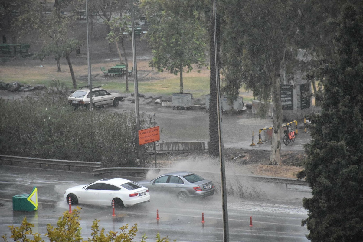 İzmir'de Kısa Süreli Sağanak Yağış