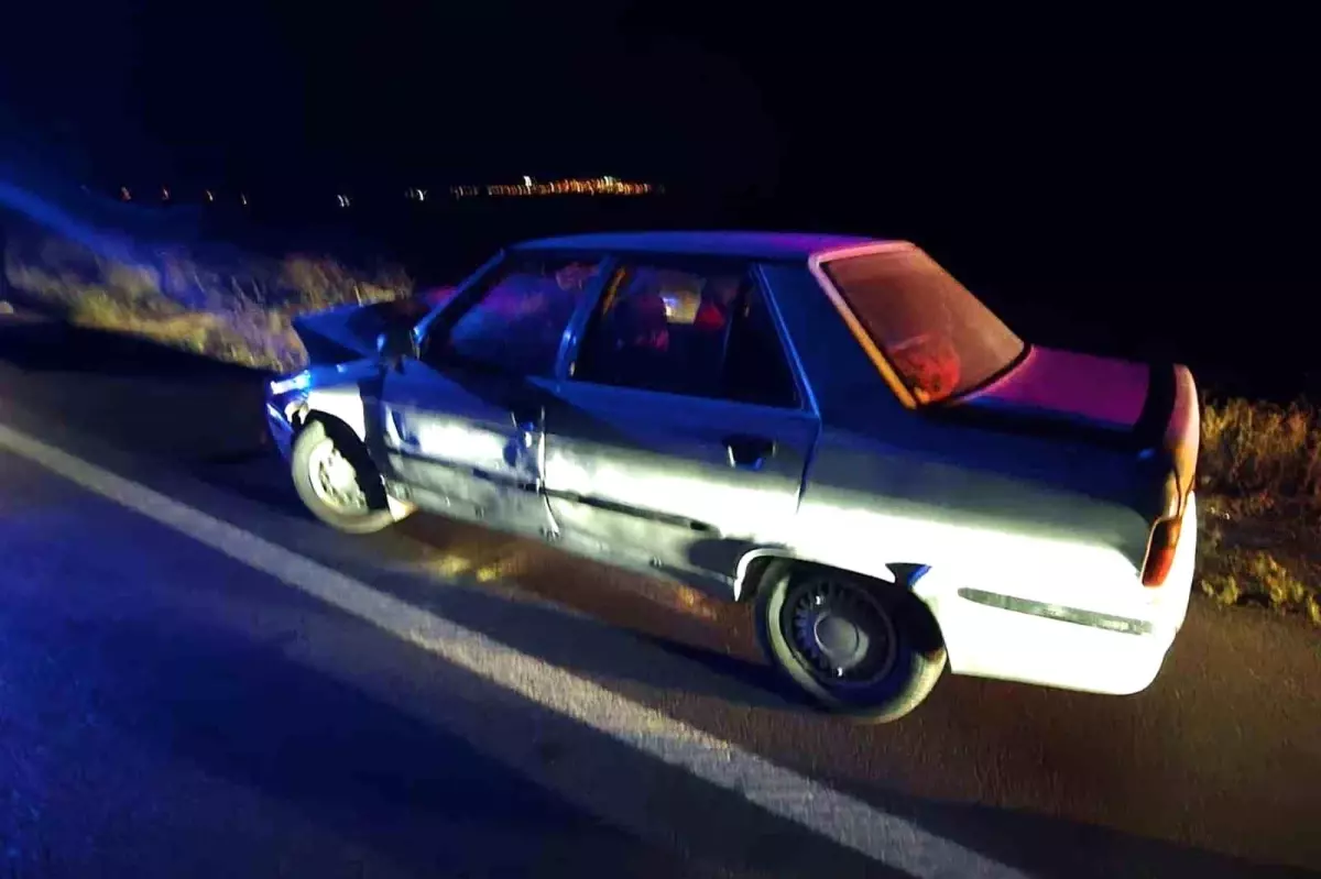 Kırıkkale'de Otomobilin Traktöre Çarpması Sonucu 4 Yaralı