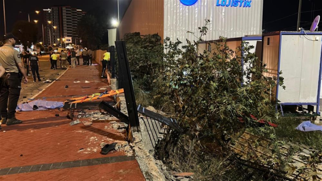 kontrolden cikan otomobil kaldirimdaki yayalara 19096630 8485 m