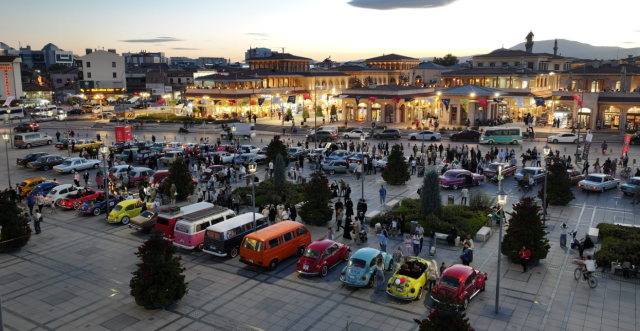 Konya Büyükşehir'den Huzurevi'ndeki Büyüklerimize Klasik Araçlar ve Açık Hava Sinemasıyla Nostaljik