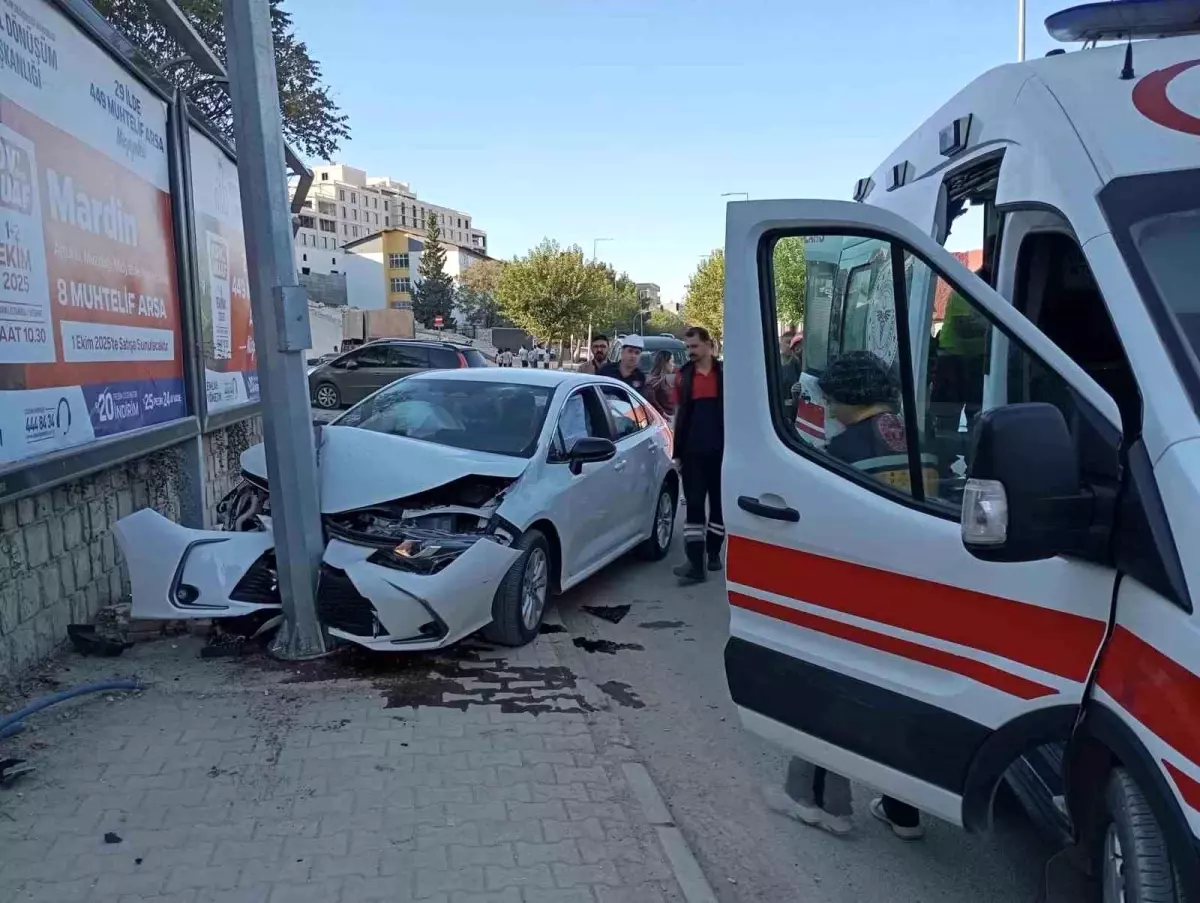 Mardin'de Kontrolden Çıkan Otomobil Reklam Panosuna Çarptı: 1 Yaralı
