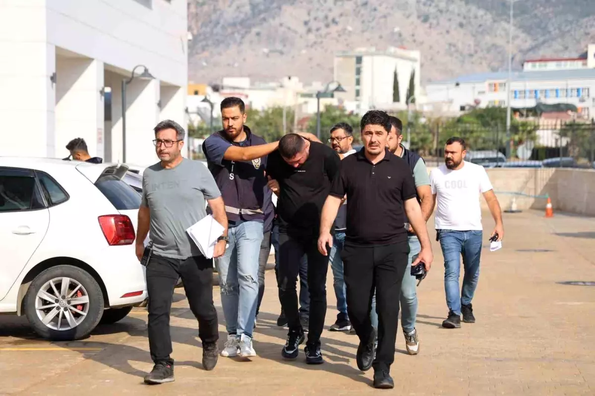 Kozan'da Galeriye Silahlı Saldırı: İki Şüpheli Tutuklandı