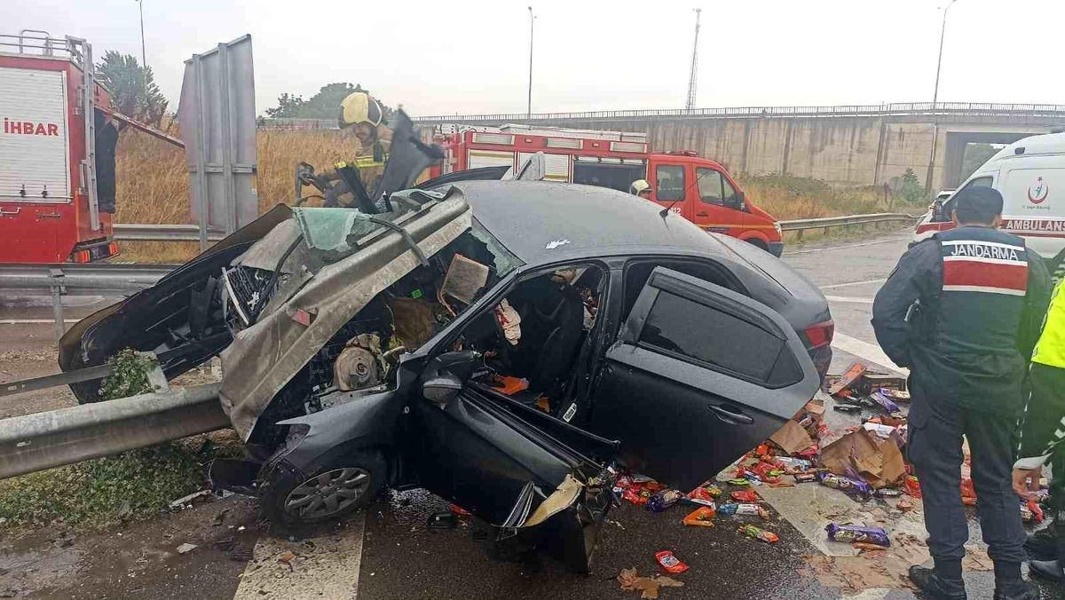 Bursa'da Yağış Nedeniyle Kontrolden Çıkan Otomobil Bariyerlere Saplandı: 2 Yaralı
