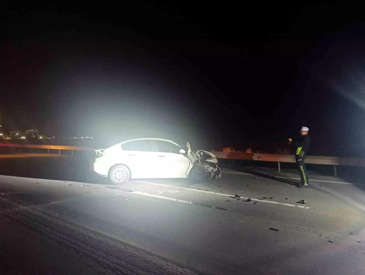 Lüleburgaz'da Otomobilin Traktör Römorkuna Çarpması Sonucu 2 Yaralı