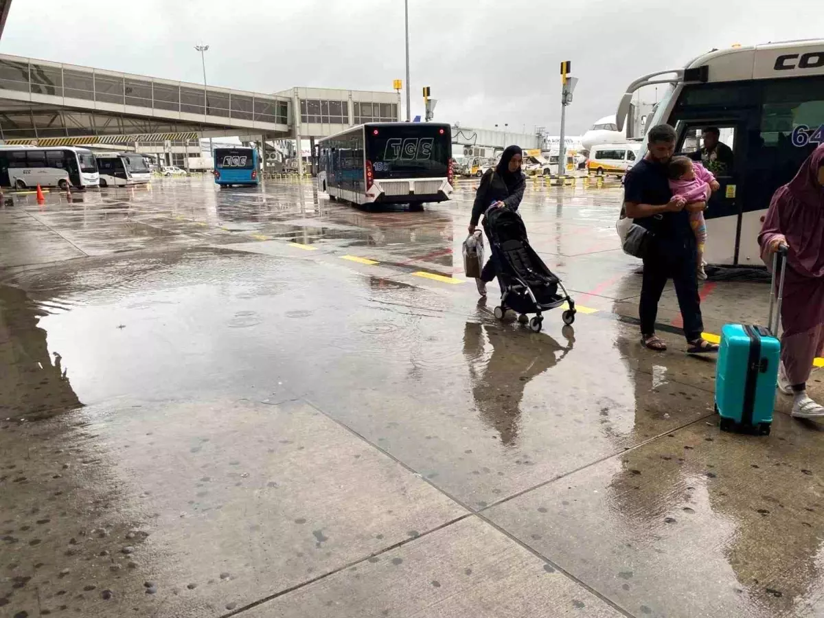 İstanbul'da Sağanak Yağış, Sabiha Gökçen Havalimanı'nda Sıkıntılara Neden Oldu