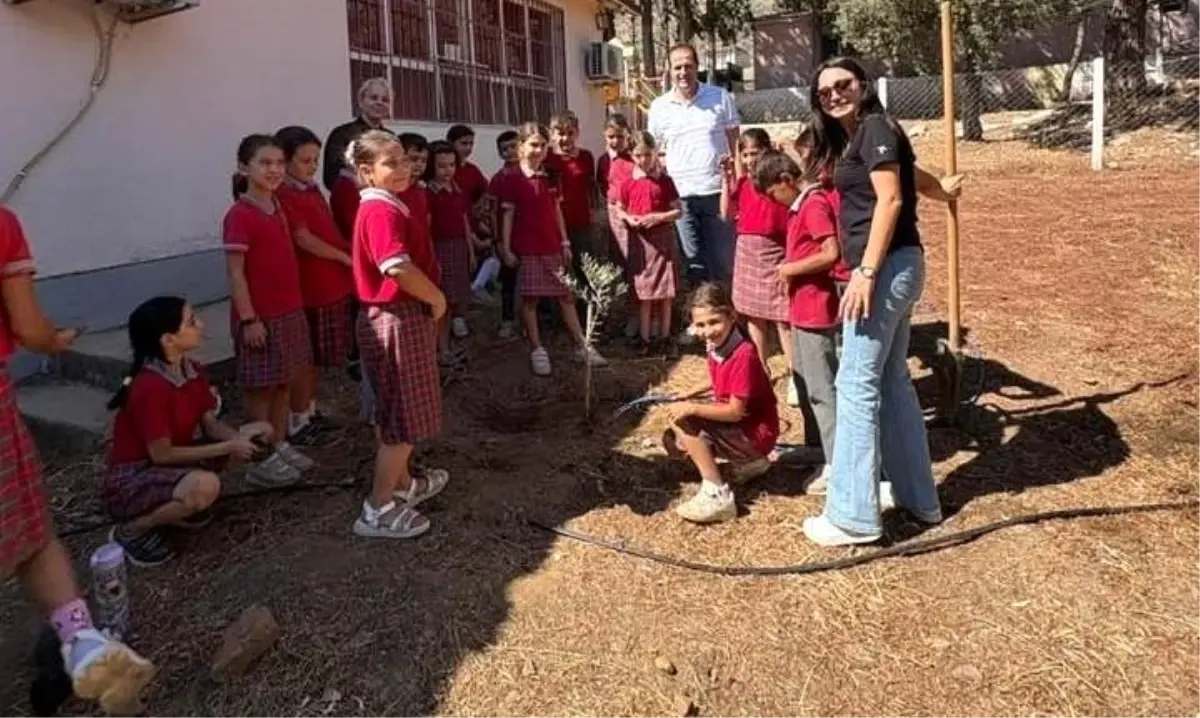 Salavatlı İlkokulu'nda Fidan Dikim Etkinliği Düzenlendi