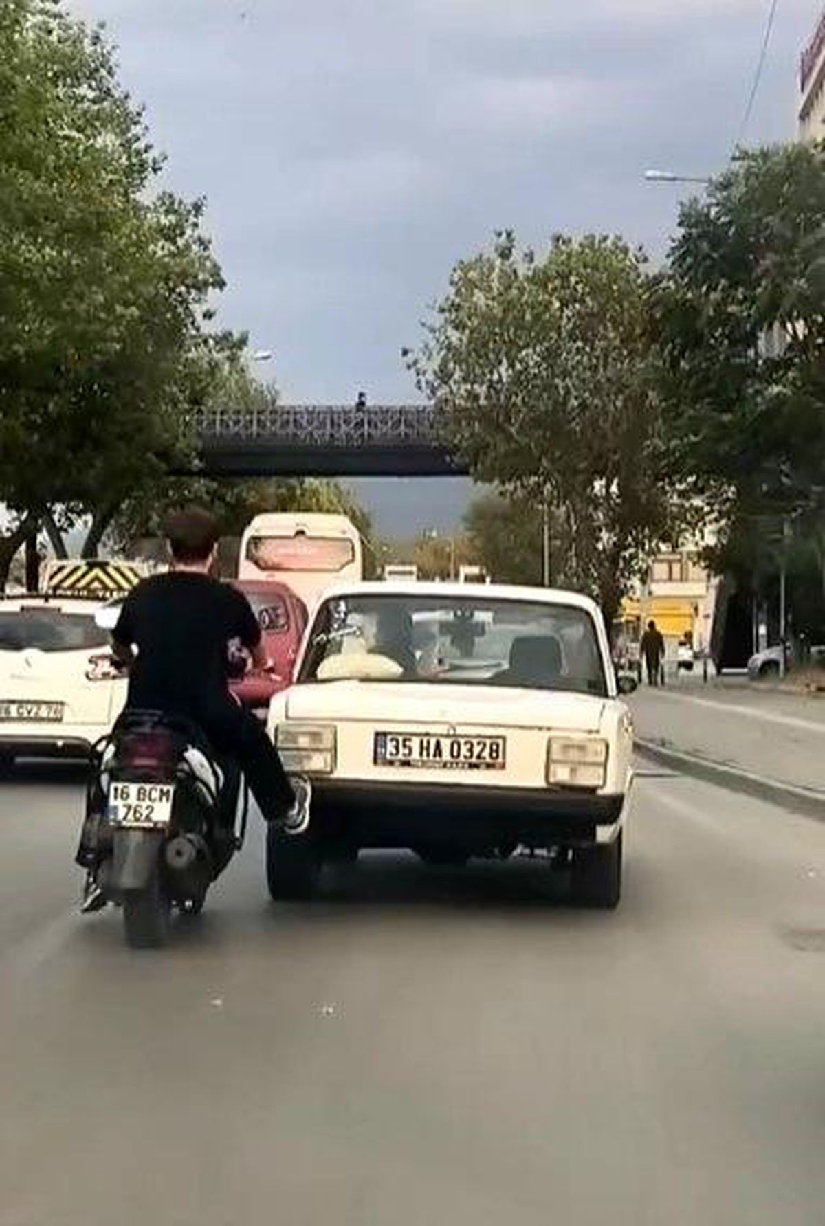 Bursa'da Motosikletli Gençten İlginç Yardım