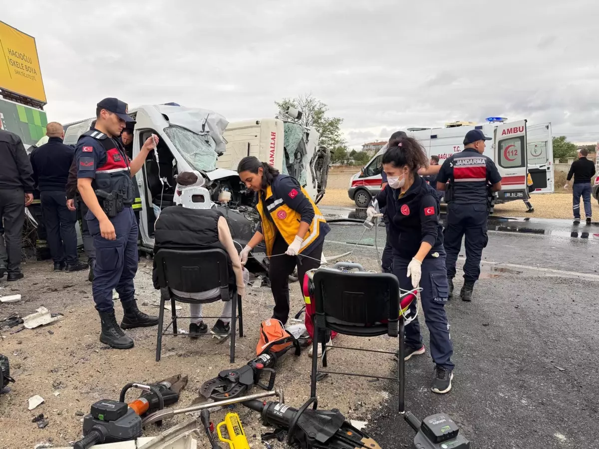 Tekirdağ'da Servis Minibüsü ile Kamyonet Çarpıştı: 3 Ölü, 9 Yaralı
