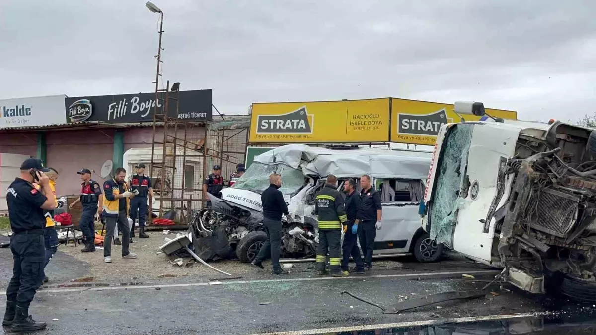 Tekirdağ'da İşçi Servisi ile Kamyon Çarpıştı: 3 Ölü, 9 Yaralı