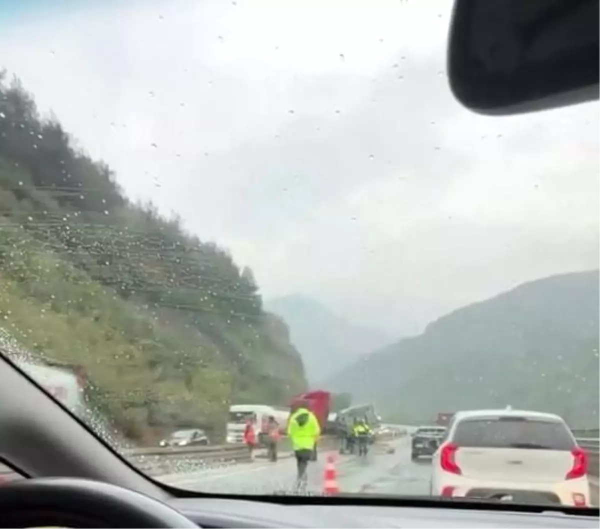 Sakarya'da Tır Kazası Yolu Kapatıp Trafik Yoğunluğu Oluşturdu