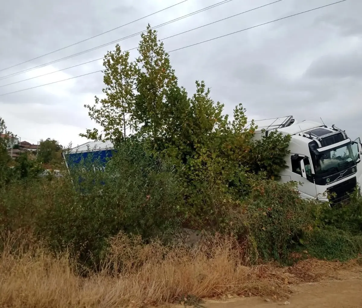 Denizli'de Yağışlı Havada Tır Kontrolden Çıktı