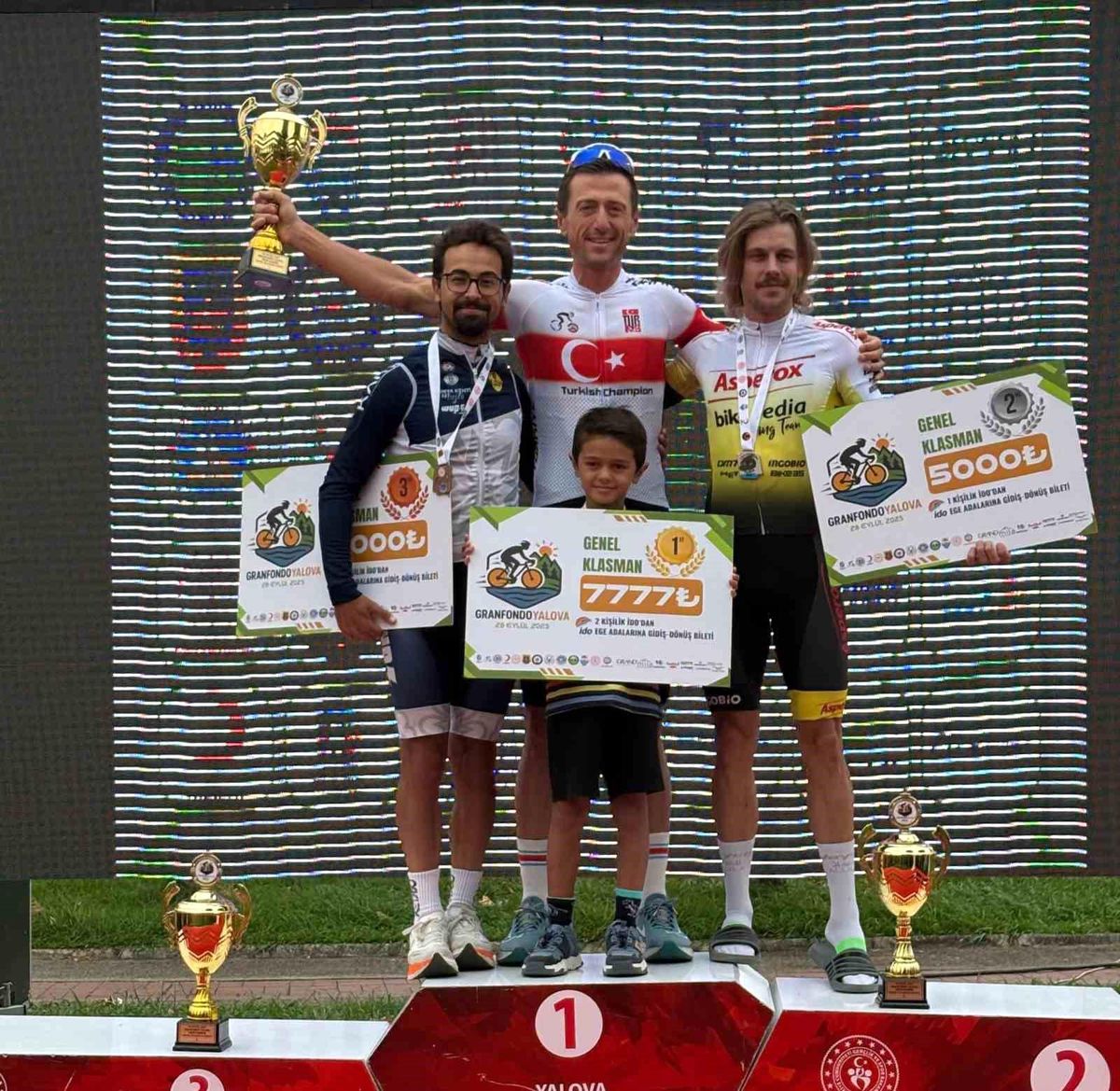 Bilecikli Bisikletçi Mert Hüner, Yalova Granfondo'da İki Madalya Kazandı