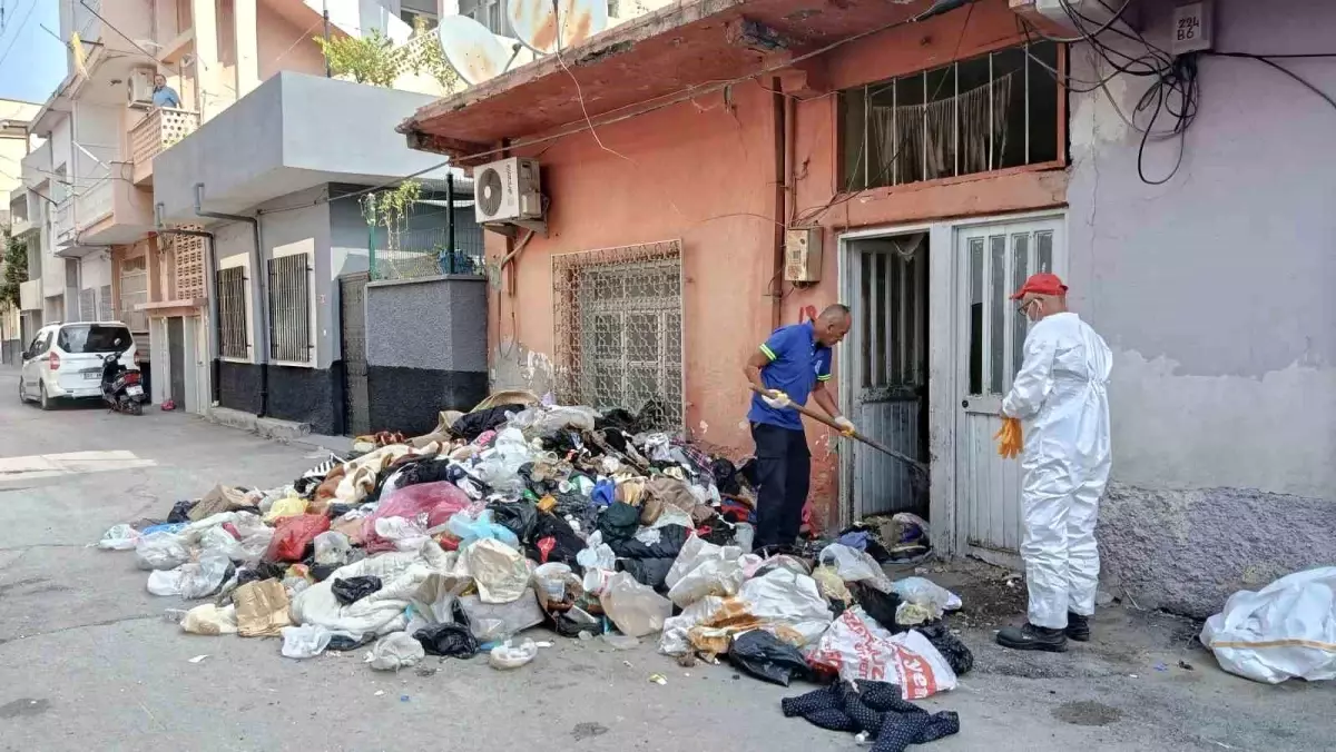 Adana'da Kötü Koku İhbarı: 2 Kamyonet Çöp Çıkarıldı