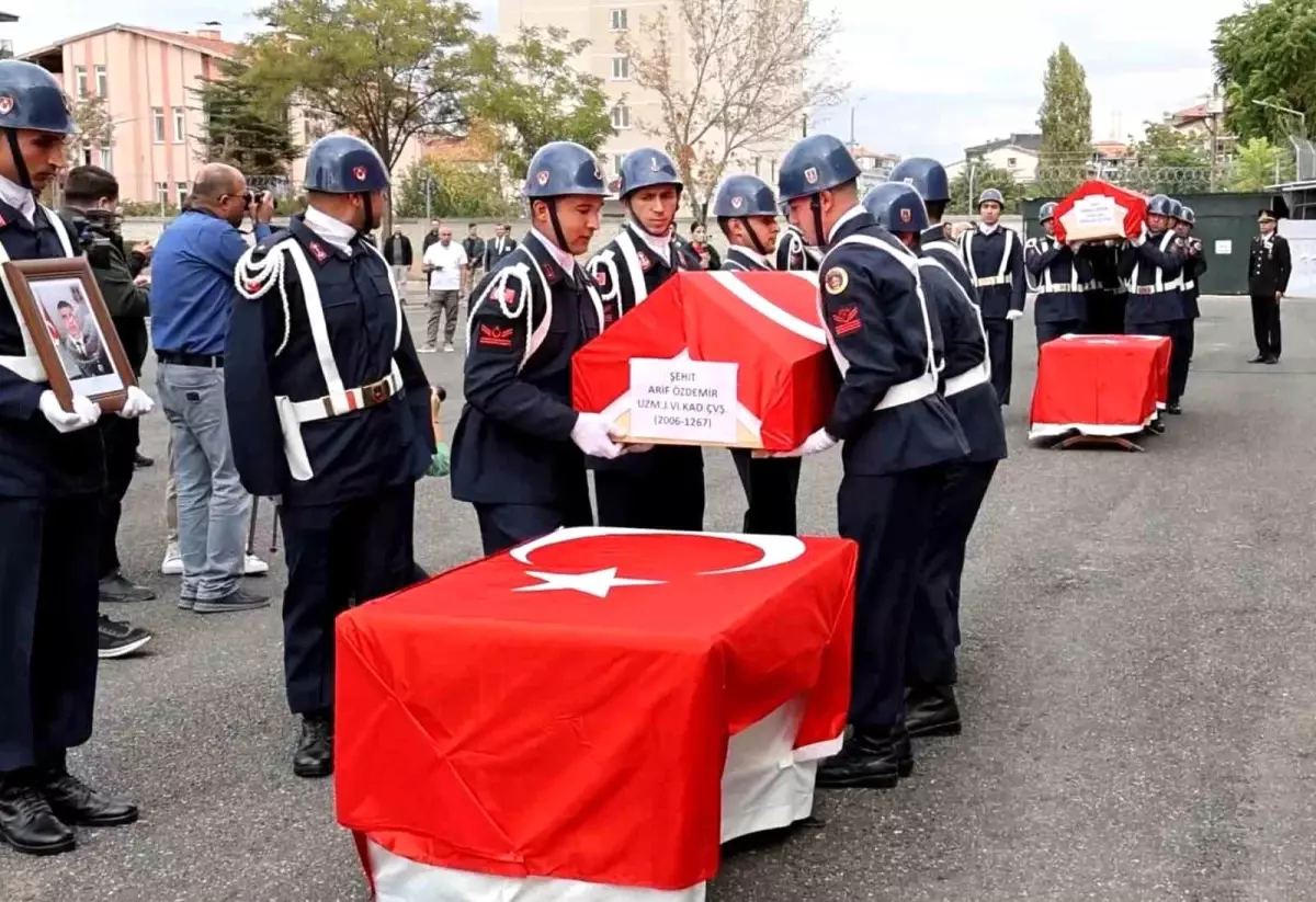 Aksaray'da şehit jandarmalar gözyaşlarıyla memleketlerine uğurlandı