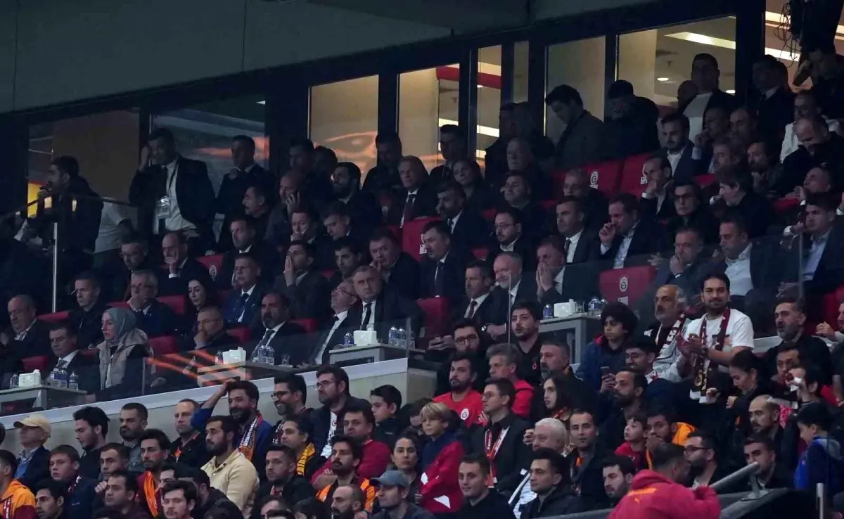 Gençlik ve Spor Bakanı Osman Aşkın Bak, Galatasaray - Liverpool Maçını İzledi