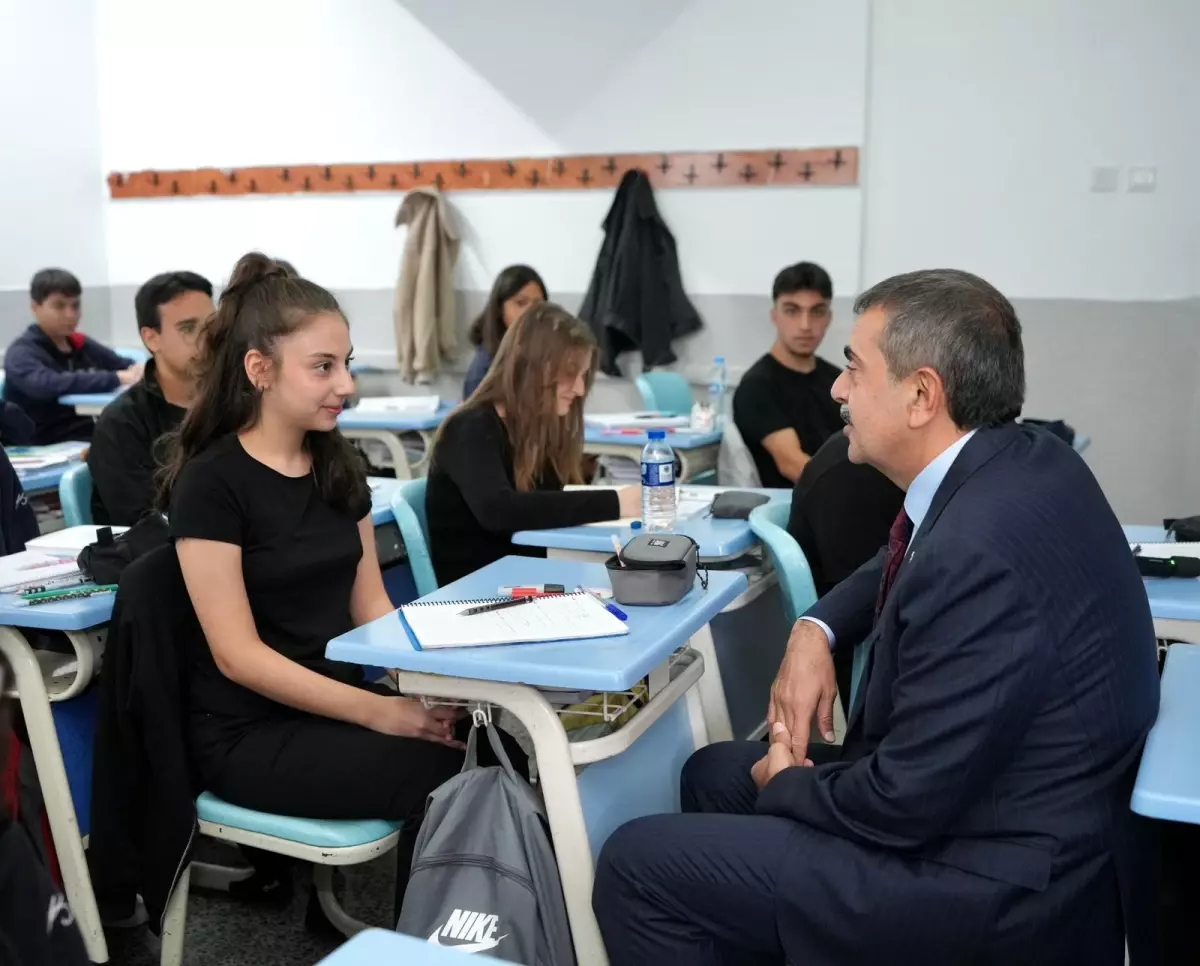 Milli Eğitim Bakanı Tekin, Öğrencinin Davetine Karşılık Verdi