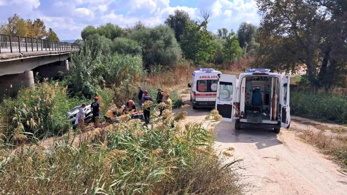 Balıkesir'de Direksiyon Hakimiyetini Kaybeden Sürücü Dere Kenarına Uçtu