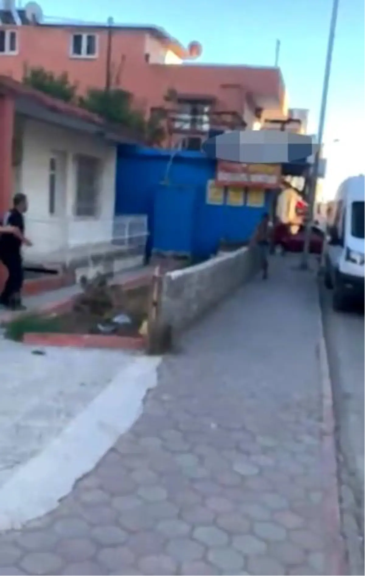 Adana'da Bıçaklama Olayı: Yaralı Duvardan Atlarken Görüntülendi