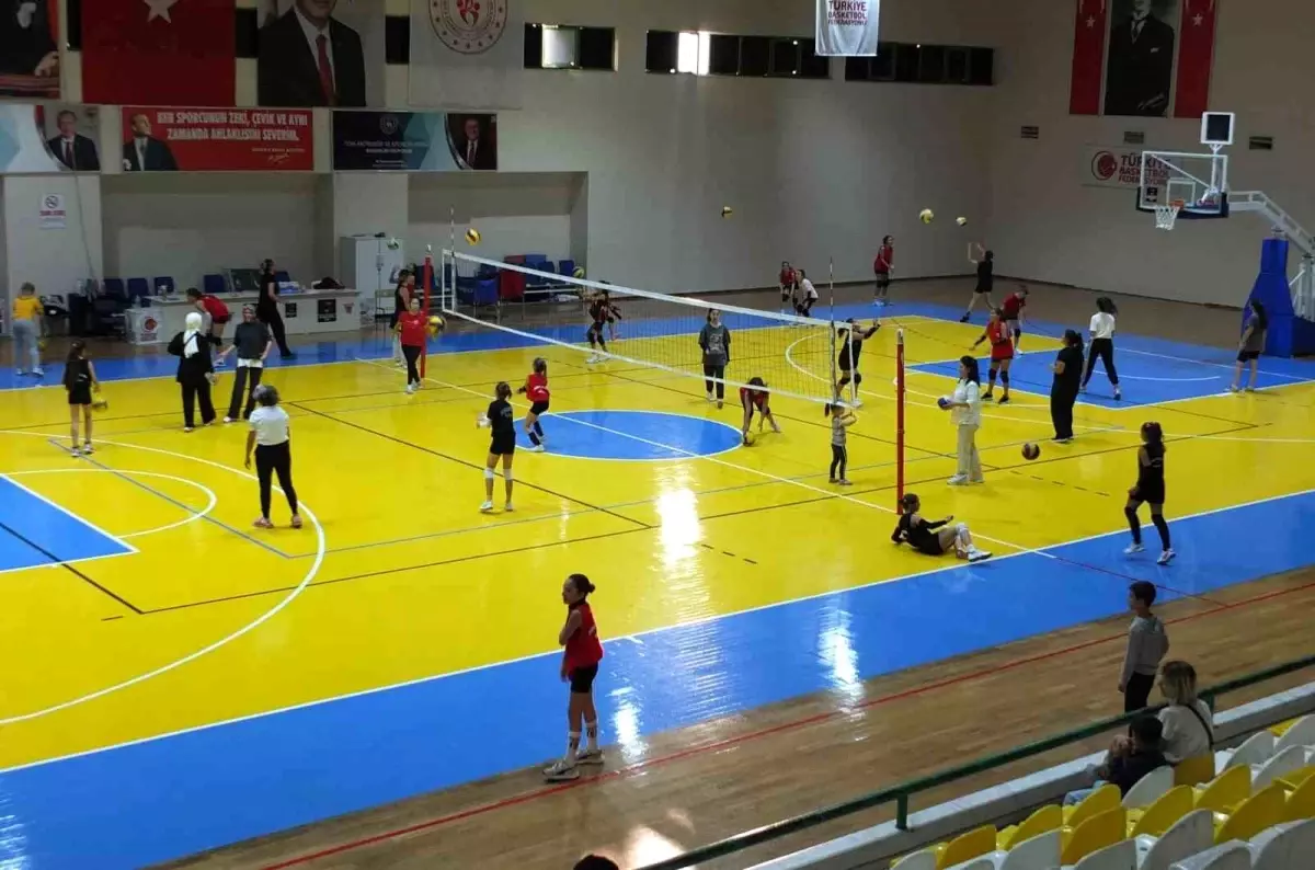 Burhaniye'de 'Annemle Voleybol Oynuyorum' Turnuvası İlgi Gördü