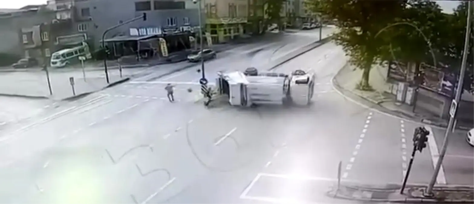 Bursa'da Çöp Kamyonu Takla Attı: Kaza Anı Güvenlik Kamerasında