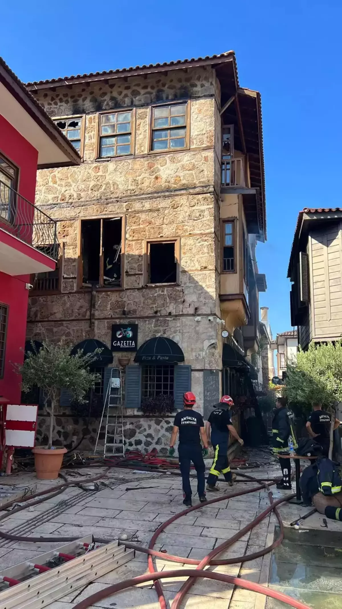 Butik oteldeki yangında ölen 2 kişi, katları bağlayan ahşap merdiven yanınca dışarı çıkamamış